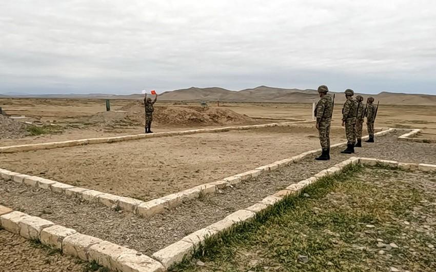 Hərbi vəzifəlilərlə praktiki məşğələlər keçirilir