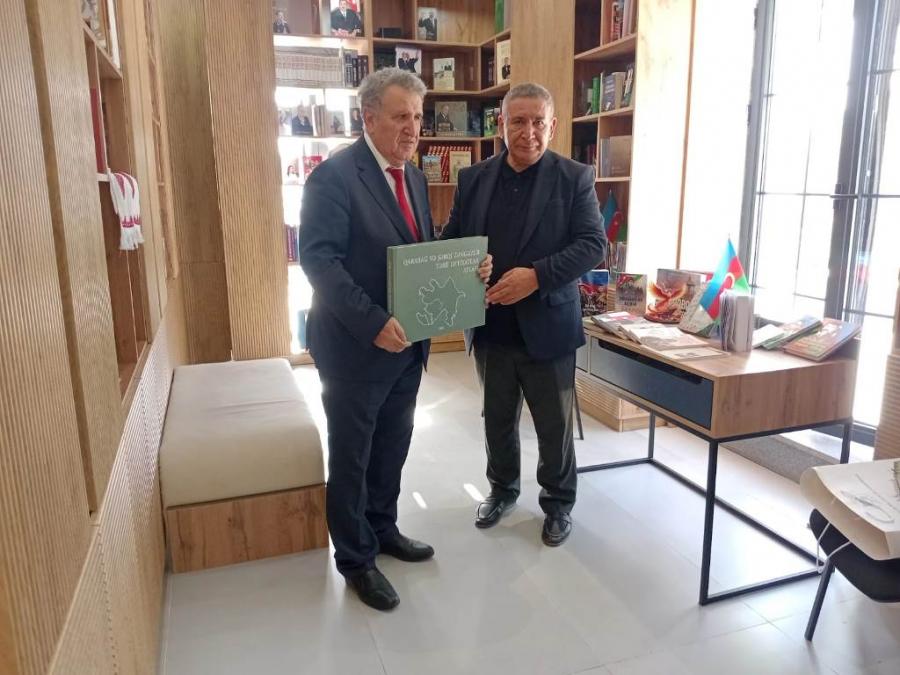 Akademik İsa Həbibbəyli Laçın kitabxanasına kitab hədiyyə edib