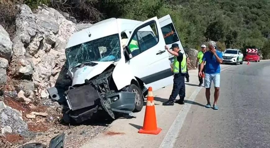 Antalyada mikroavtobus qayalara çırpılıb - 17 nəfər yaralanıb