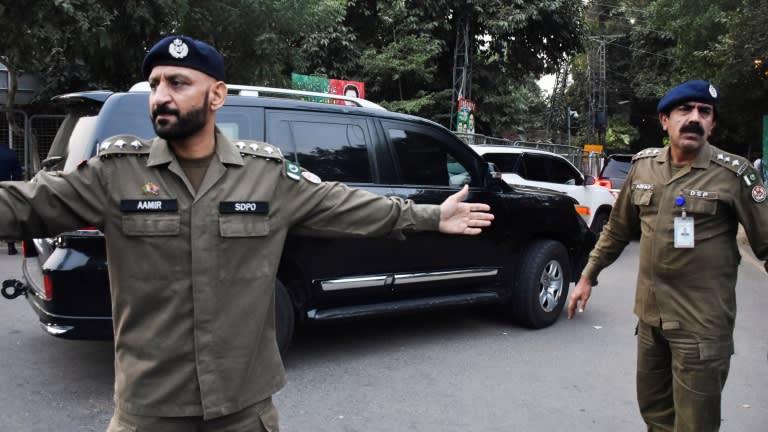Pakistanda polis avtomobili partladıldı - ölənlər var