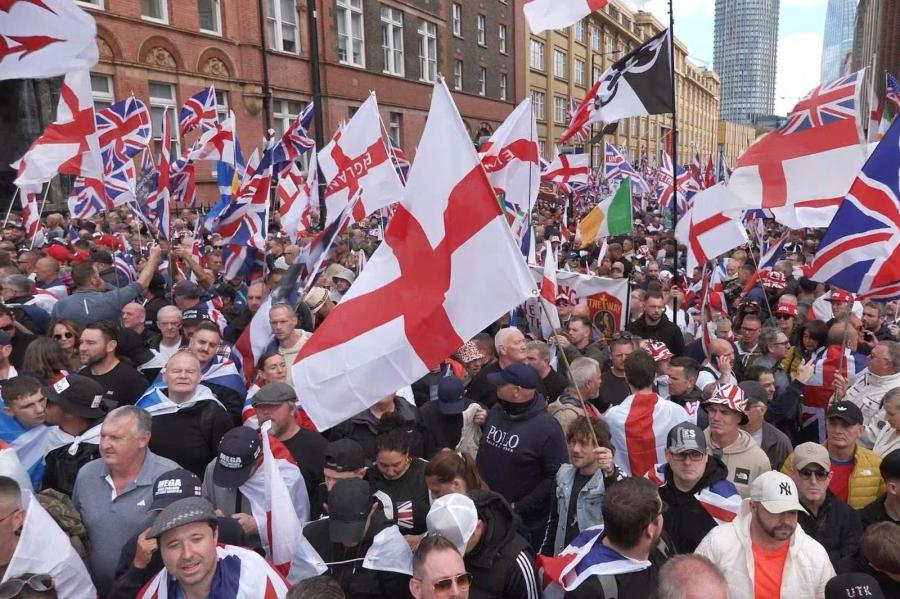 Londonda ifrat sağçıların yürüşü zamanı qarşıdurma baş verib