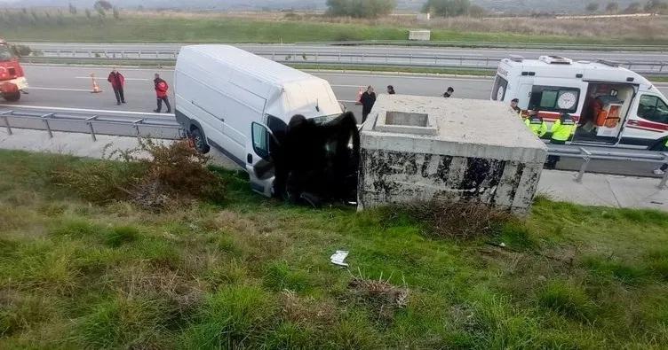 Mikroavtobus beton bloka çırpıldı - 2 ölü, 1 yaralı