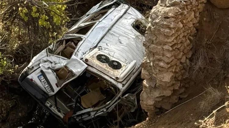 Konyada şagirdləri daşıyan avtobus uçuruma yuvarlandı - 14 nəfər yaralandı
