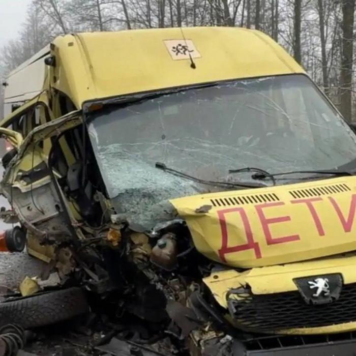 Rusiyada uşaqları daşıyan mikroavtobus qəzaya uğrayıb