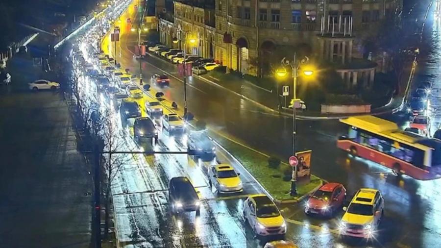 Yasamal rayonunda yol qəzası baş verib, nəqliyyatın hərəkətində sıxlıq yaranıb