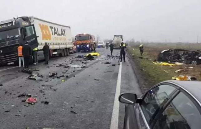 Yunan azarkeşləri daşıyan mikroavtobus qəzaya uğradı - 7 ölü, 3 yaralı