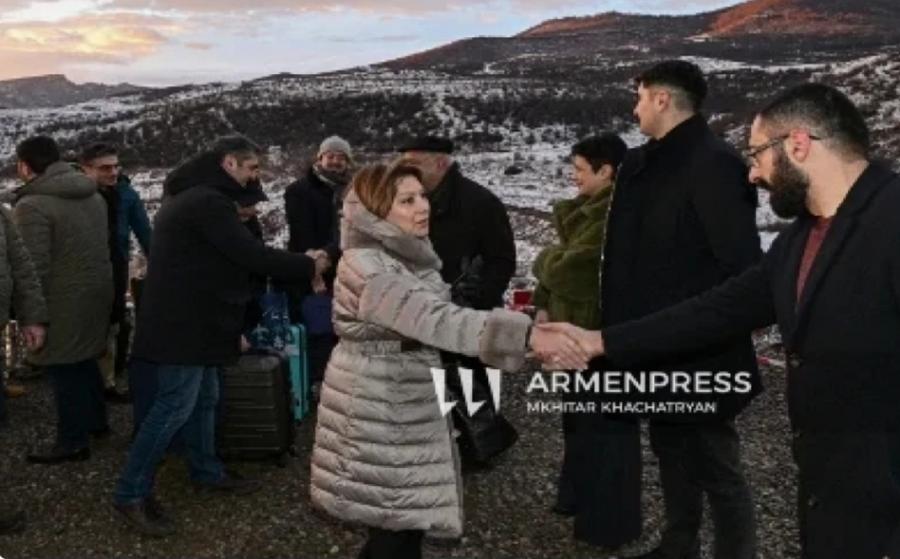 Azərbaycan nümayəndə heyəti "Sülh körpüsü" dəyirmi masasında iştirak etmək üçün Ermənistana gedib