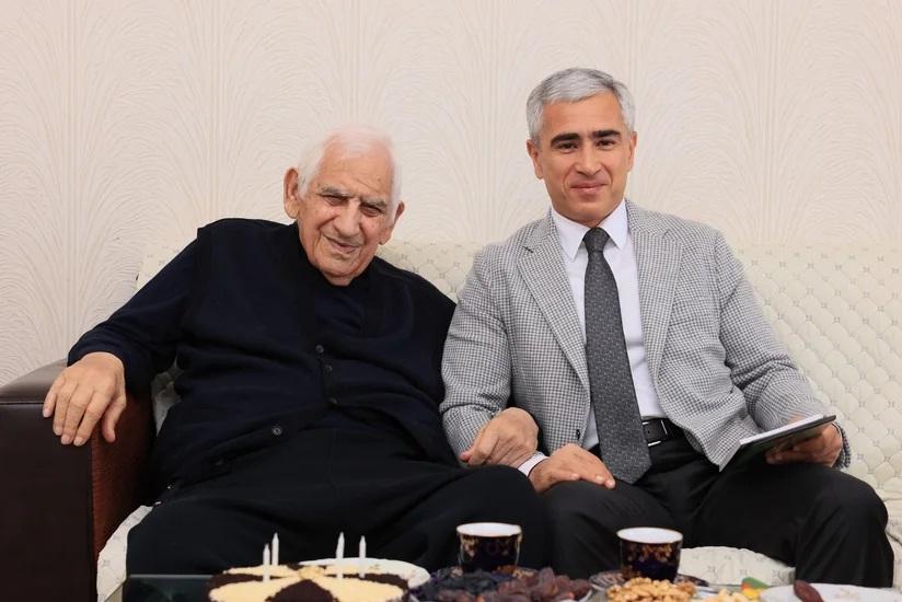 Anar Ələkbərov Xalq şairi Nəriman Həsənzadəni evində ziyarət edib