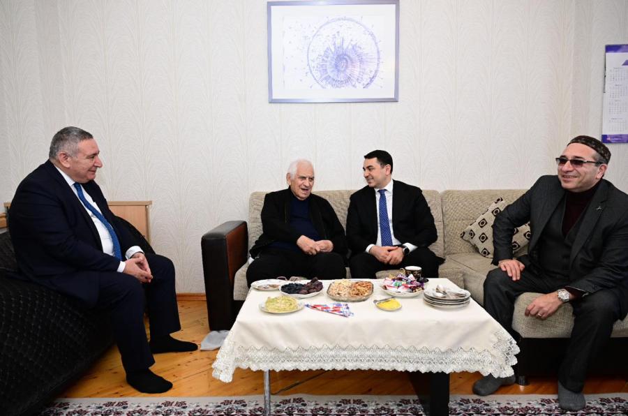 Xalq şairi Nəriman Həsənzadə yubileyi münasibətilə evində ziyarət olunub