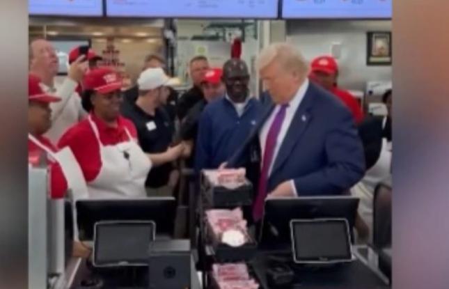 Tramp “fast-food” restoranına gedib və qamburger alıb