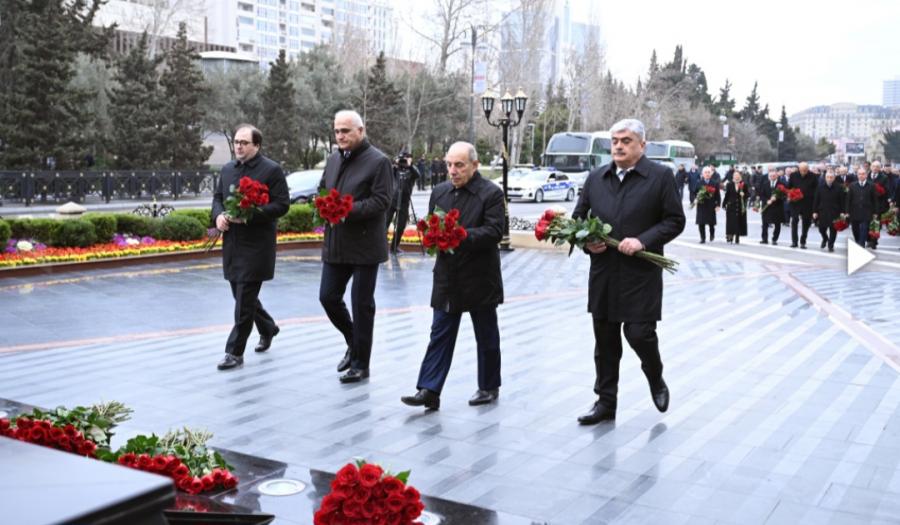 Nazirlər Kabinetinin kollektivi Xocalı soyqırımı abidəsini ziyarət edib