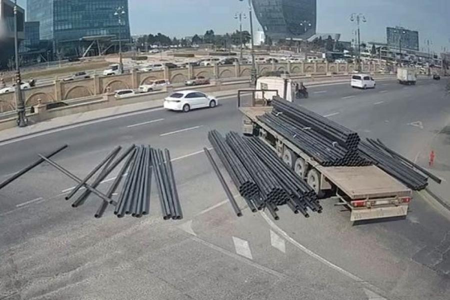 “Bağırov” körpüsündə yol qəzası olub - yük yola aşıb