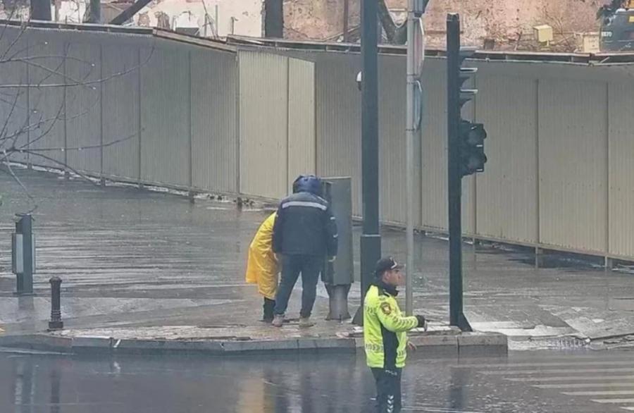Yağışa görə svetoforlar və onların idarəetmə qurğuları fasiləsiz diqqətdə saxlanılır