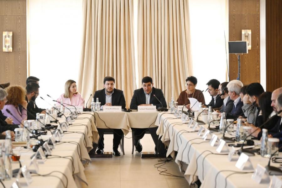 Azərbaycan və Ermənistan nümayəndələrinin iştirakı ilə dəyirmi masa keçirilir - FOTO