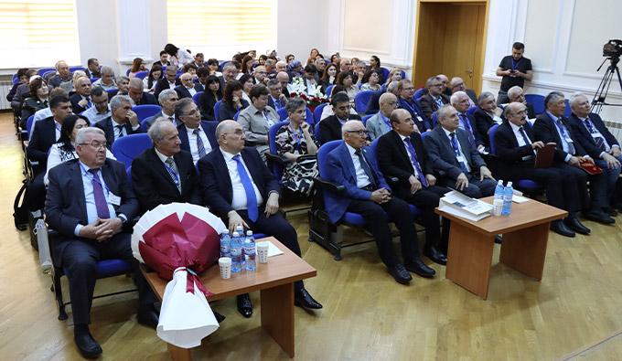 Fotoreportaj - “Şərq-Qərb Nəqliyyat Dəhlizində Logistika, İdarəetmə və İstismar Problemləri”nə həsr olunmuş 5-ci Beynəlxalq Konfrans öz işinə başlayıb