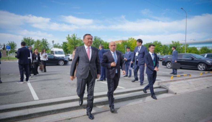 Elm və təhsil naziri TDT-nin Baş katibi ilə görüşüb