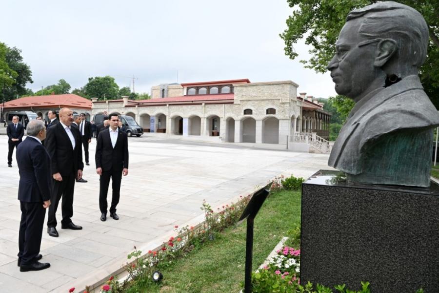 Fotoreportaj - Prezidentlər İlham Əliyev və Sərdar Berdiməhəmmədov Şuşada işğal dövründə güllələnmiş büstlərə baxıblar