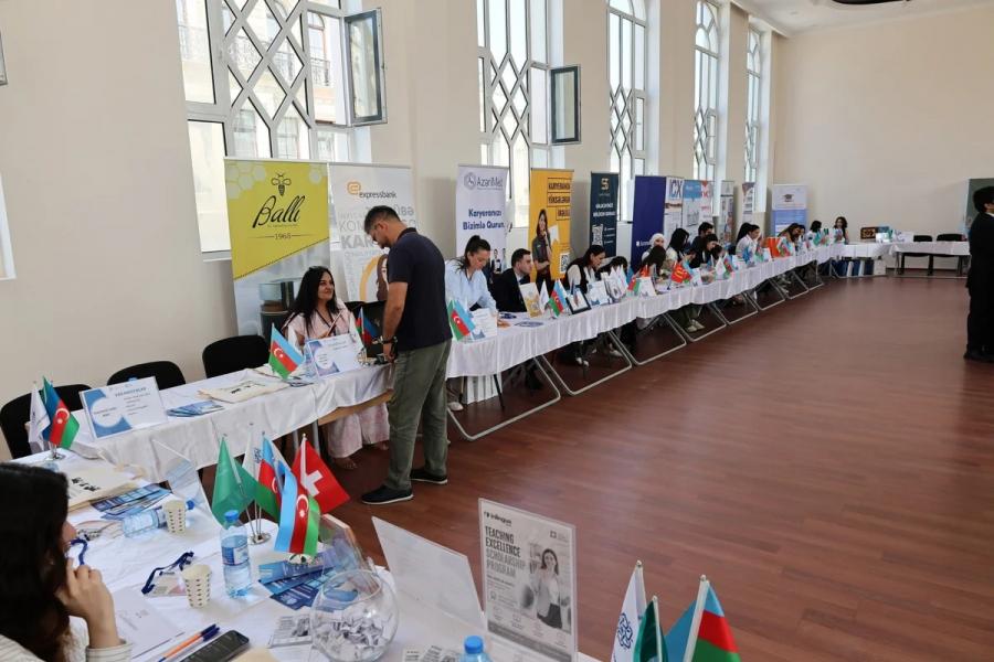 İçərişəhərdə əmək yarmarkası keçirilib, 322 aktiv iş yeri təqdim edilib