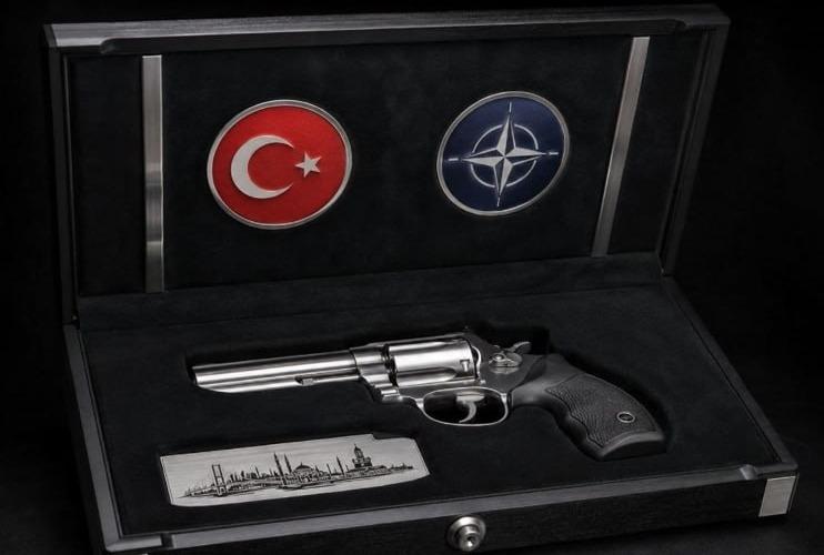 Belçikanın Baş naziri Ərdoğanın silah hədiyyəsini polisə təhvil verib