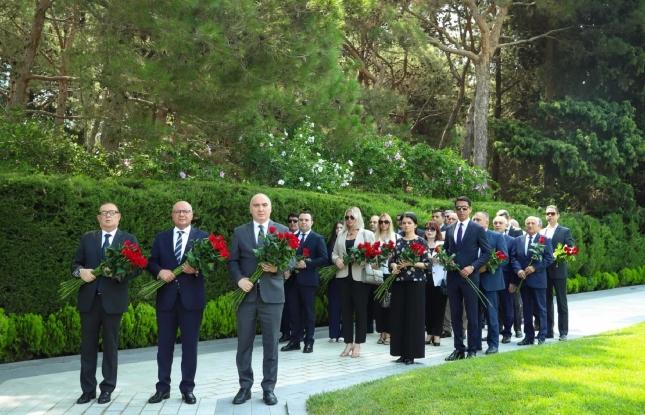 ANAMA kollektivi Heydər Əliyevin məzarını ziyarət edib