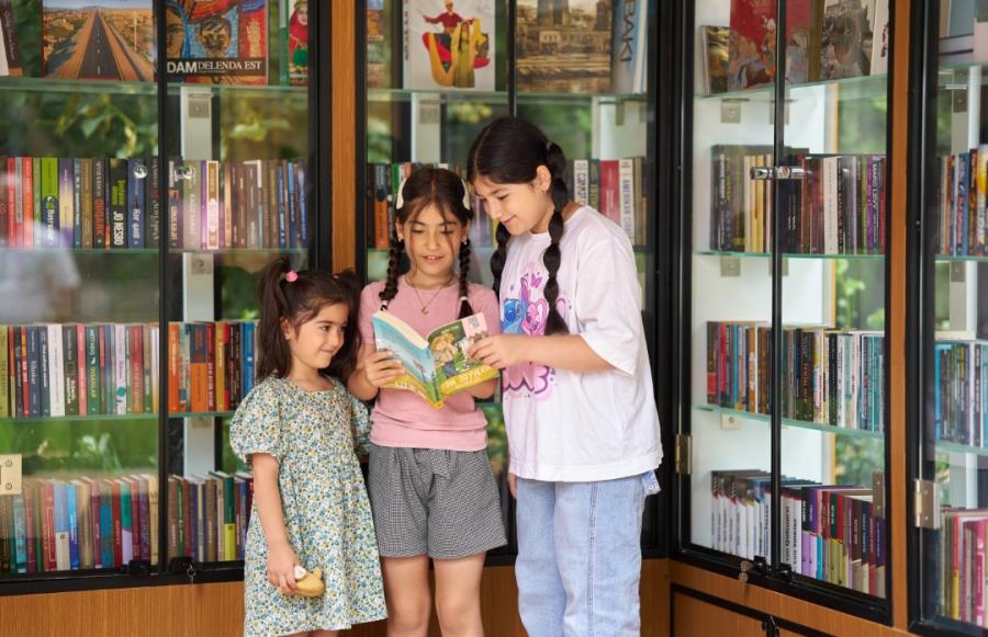Şuşanın mərkəzində günəş enerjisi ilə işləyən "Kitab dayanacağı" istifadəyə verildi