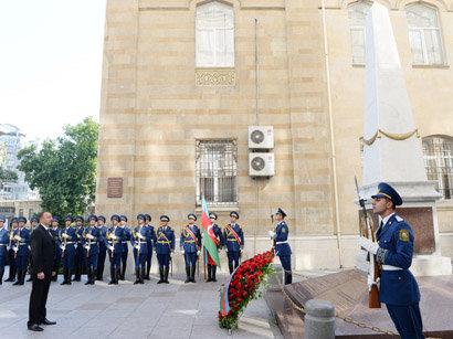 İlham Əliyev  Xalq Cümhuriyyətinin şərəfinə ucaldılmış abidəni ziyarət edib<b style="color:red"></b>