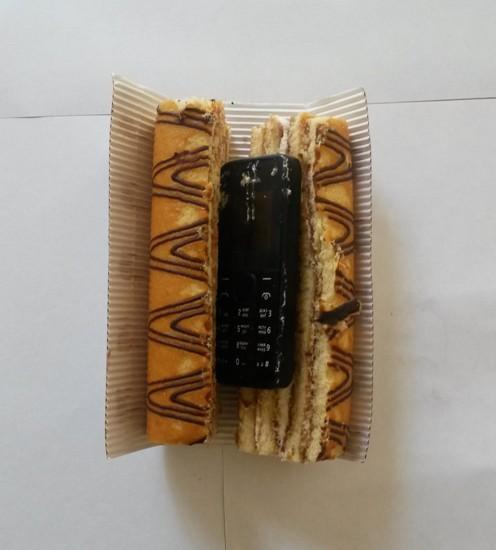 Ata həbsxanadakı oğluna kətənin içində telefon ötürmək istədi<b style="color:red"></b>