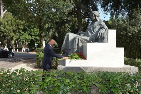 Prezident Romada Nizami Gəncəvinin abidəsini ziyarət edib<b style="color:red"></b>