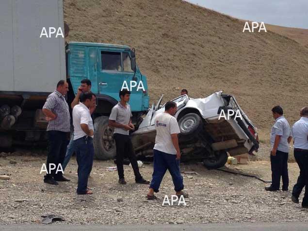 Minik avtomobili yük maşınının altında qaldı: <b style="color:red">4 yaralı</b>