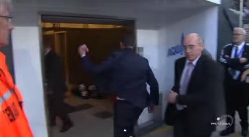 Baş məşqçi biabır oldu - <b style="color:red">Video</b>