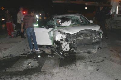 Bakıda qəza: "Mercedes" işıq dirəyini aşırdı<b style="color:red"></b>