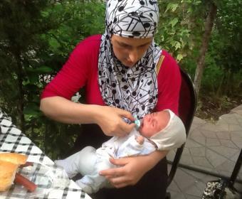 Qadın iki aylıq körpəsiylə küçələrdə qalır<b style="color:red"></b>