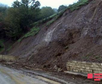 Lənkəran-Lerik şosesində torpaq sürüşməsi olub<b style="color:red"></b>