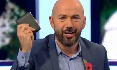 Şevçenko aparıcının pul kisəsini “oğurladı” - <b style="color:red">Video</b>