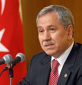 Bülənt Arınc vəzifəsindən gedir<b style="color:red"></b>