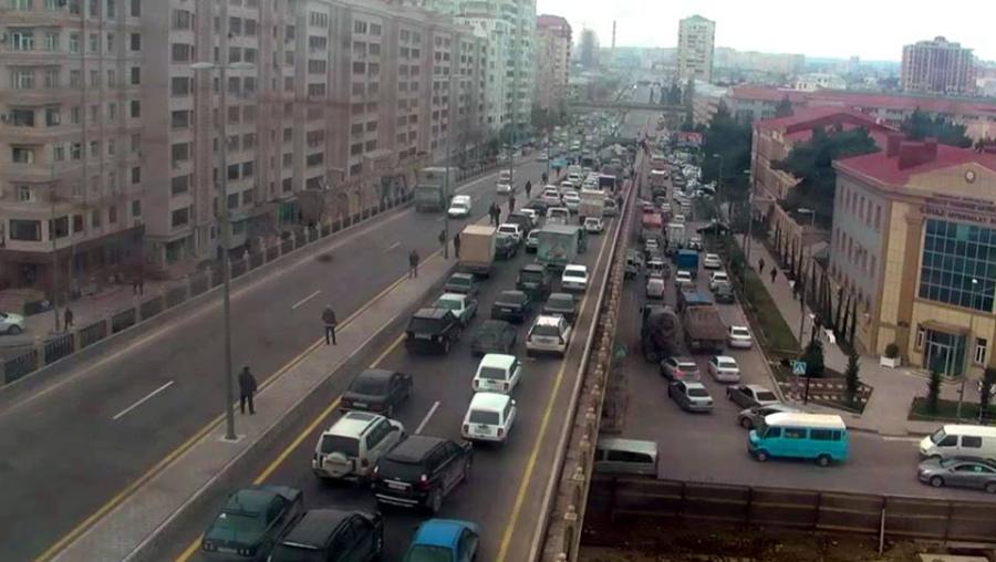 Yenə tıxac...<b style="color:red"></b>