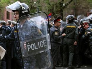 İrəvanda polis ölən erməni əsgərlərin valideynlərinə zor tətbiq etdi<b style="color:red"></b>