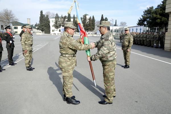 Cəbhə bölgəsindəki hərbi hissələrə döyüş bayraqları təqdim olunub<b style="color:red"></b>