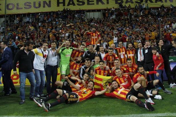 Kamran Ağayevə çempionluq kuboku təqdim olundu<b style="color:red"></b>