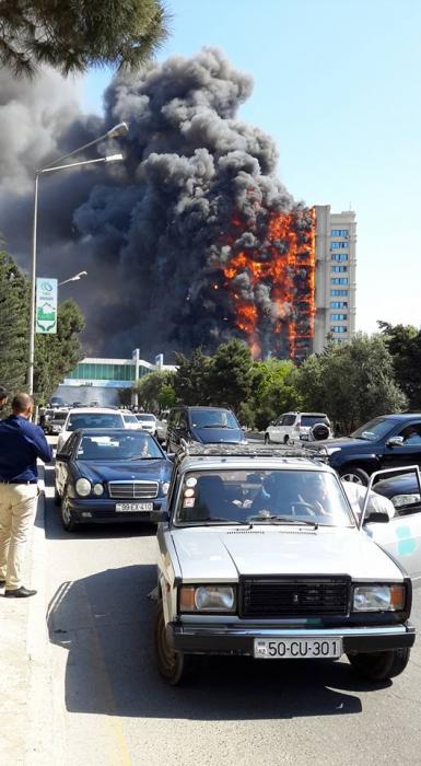 Bakıda yaşayış binası yanır - <b style="color:red">Video</b>