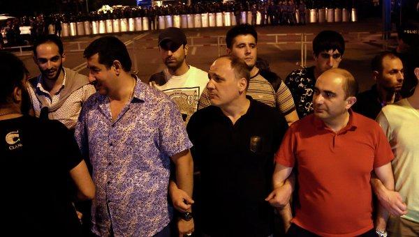 Etirazçıların bir hissəsi İrəvanın mərkəzindəki oturaq aksiyanı dayandırır<b style="color:red"></b>