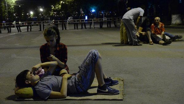 İrəvan polisi etirazçıları dağılışmağa çağırıb<b style="color:red"></b>