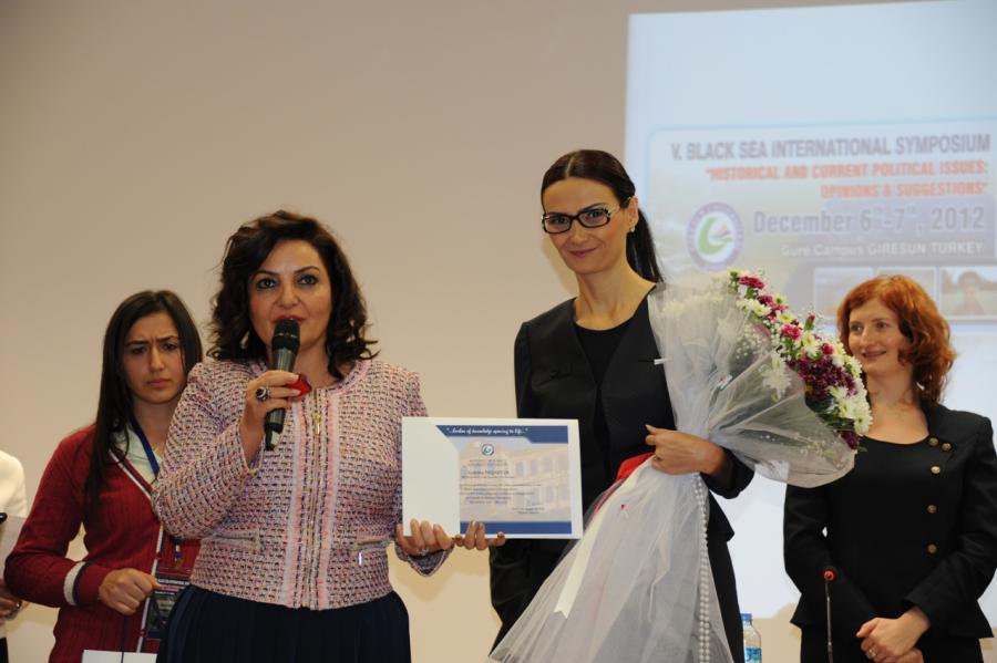 Qənirə Paşayeva Türkiyədə mükafatlandırıldı <b style="color:red">(Foto)</b>