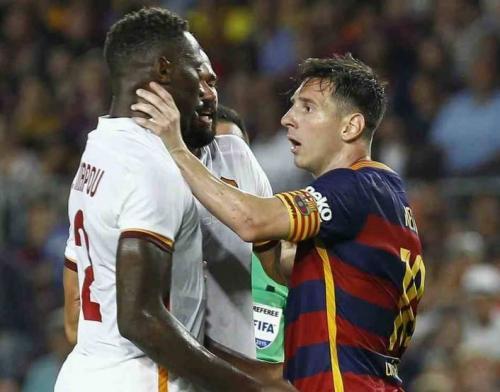 Messi rəqibinə kəllə vurdu - <b style="color:red">Video</b>