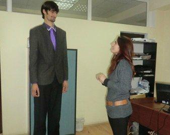 Azərbaycanın ən uca boylu adamı: “Kimisi baxıb çəkinir, qorxur, gülür” <b style="color:red">(FOTO)</b>
