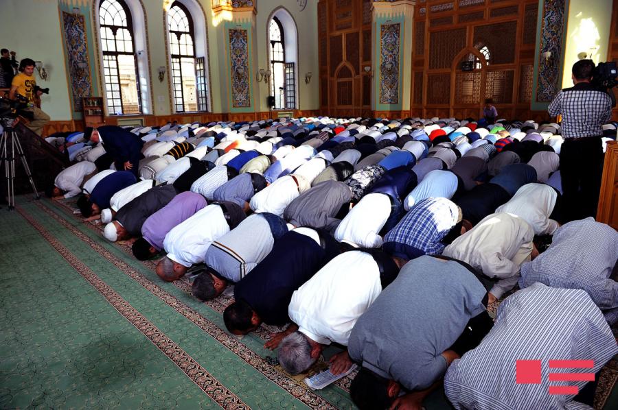 Təzəpirdə bayram namazı qılınıb<b style="color:red"></b>