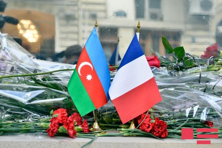 Fransada terror aktları zamanı ölənlər Bakıda yad edildi<b style="color:red"></b>