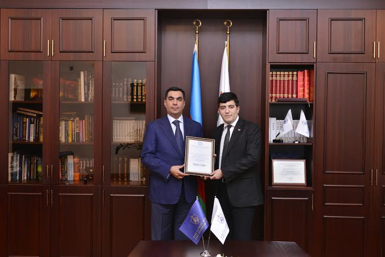 Elmar Qasımova ilin “Ən yaxşı rektor”u diplomu təqdim olundu<b style="color:red"></b>