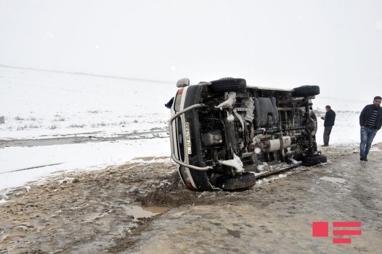 Bakı-Qazax magistralında mikroavtobus aşdı<b style="color:red"></b>