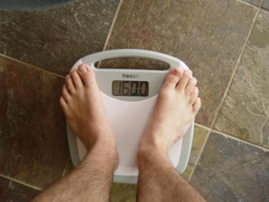 200 кг ногами. Человек на весах. Фото на весах. 200 Кг на весах. Весы 60 кг.